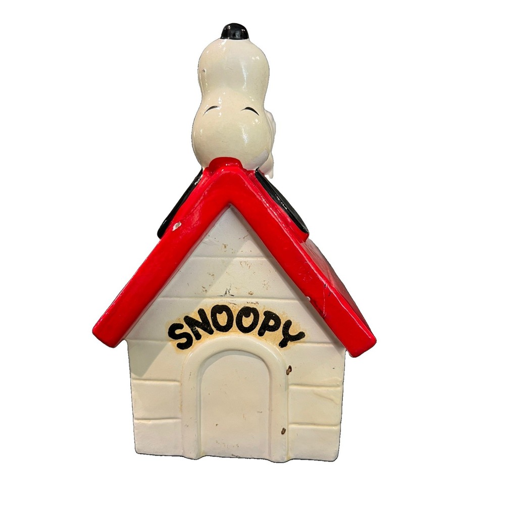 Vintage 1970 Snoopy Doghouse Ceramic Piggy Bank United Feature Syndicate Peanuts